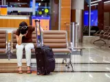 Mujer desesperada en el aeropuerto.