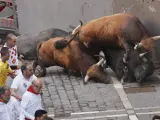 Cuatro toros de Cebada Gago caen en la curva de Estafeta, durante el quinto encierro de Sanfermines 2022.