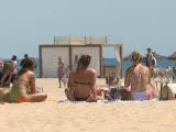 Turistas en Valencia combaten la ola de calor con un ba&ntilde;o en la playa