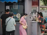 Personas esperan en cola para realizarse una PCR de coronavirus en una calle de Pekín, China, el 11 de julio de 2022.
