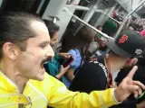 Un imitador de Freddie Mercury en el metro de Colombia.