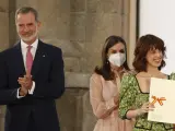 Los reyes Felipe VI y Letizia, junto a la escritora Irene Vallejo en la entrega de los Premios Nacionales de Cultura 2020.