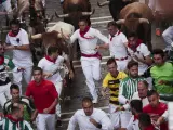 Los míticos toros de la ganadería sevillana de Miura, los más habituales de Sanfermines, han regresado a Pamplona con una veloz carrera que ha permitido ver bonitas zancadas en el último encierro de los Sanfermines.