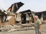 Un hombre muestra la casa donde vivía su madre, destruida por un incendio en el pueblo de Mogadouro de Baixo (Portugal).