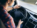Imagen de una persona conduciendo.