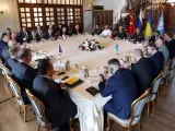 Representantes de Rusia, Ucrania, Turquía y la ONU, reunidos en Estambul para abordar la crisis de los cereales ucranianos bloqueados en los puertos del mar Negro.