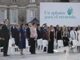 El rey Felipe VI y la reina Letizia, guardan un minuto de silencio junto a otras personalidades, durante el tercer homenaje de Estado a las víctimas de la covid-19, en el Palacio Real de Madrid.