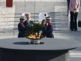 Los reyes Felipe VI y Letizia realizan una ofrenda flora, durante el tercer homenaje de Estado a las víctimas del coronavirus en el Palacio Real de Madrid.