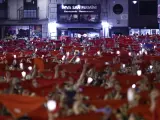 Miles de personas despiden los Sanfermines 2022 entonando el 'Pobre de mí', en la Plaza del Ayuntamiento de Pamplona.