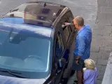 Kimi Raikkonen y su hija dan de beber a un perro encerrado en un coche
