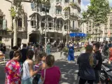 Aglomeración de turistas frente a la Casa Batlló en Passeig de Gràcia