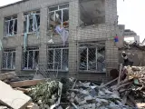 Un colegio ucraniano muestra daños después del ataque ruso con misiles.