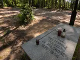 Una tumba simbólica en el bosque de Bialucki, donde se encontraron las cenizas de las 8000 personas asesinadas