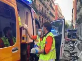 Los servicios de emergencias atienden al operario de limpieza tras sufrir un golpe de calor mientras trabajaba en Madrid.