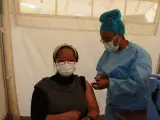 Una persona recibe la vacuna contra el coronavirus en Harare, en Zimbabue.