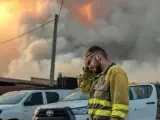 Un bombero llora en las inmediaciones del incendio de Losacio (Zamora), en el que perdió la vida un brigadista.