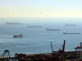 Seis buques mercantes esperan su turno en el exterior de la bocana del Port de Barcelona