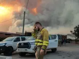 Un bombero llora en las inmediacioes del incendio de Losacio, a 17 de julio de 2022, en Losacio, Zamora, Castilla y León (España)