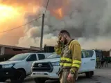 Un bombero llora en las inmediaciones del incendio de Losacio (Zamora), en el que perdi&oacute; la vida un brigadista.