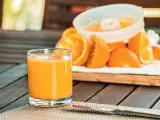 Es uno de los clásicos y se consigue simplemente exprimiendo varias naranjas. Supone una buena dosis de vitamina C, aunque mejor tomarlo nada más exprimirlo.