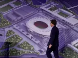 El alcalde presenta las futuras instalaciones deportivas en Madrid.