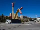 La escultura Cerillas de Claes Oldenburg, en Barcelona.