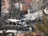 Coche quemado junto a una casa en la urbanización River Park del Pont de Vilomara (Barcelona).