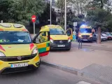 Vehículos de los servicios de emergencias junto al domicilio de la calle Huésped del Sevillano, en Madrid, donde falleció una mujer por un golpe de calor.