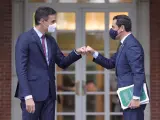 Sánchez y Moreno se saludan en Moncloa en la reunión de junio de 2021.