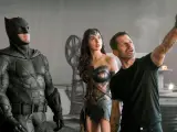 Zack Snyder junto a Ben Affleck y Gal Gadot
