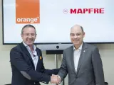 El consejero delegado de Orange España, Jean François Fallacher, y el vicepresidente de Mapfre y consejero delegado de la firma en Iberia, José Manuel Inchausti, en la sede de la aseguradora en Majadahonda (Madrid).