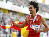 Mohamed Katir celebra su medalla de bronce en el Mundial de Atletismo.