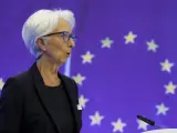 La presidenta del BCE, Christine Lagarde, explica la subida hist&oacute;rica de tipos a los periodistas.
