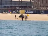 Especialistas de la Guardia Civil preparando las microexplosiones de lo que ha resultado ser una cañería en lugar de un artefacto explosivo en la playa del Somorrostro de Barcelona.