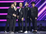El grupo CNCO recogiendo un Billboard Latin Music Awards.