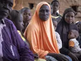 Casi el 60% de la población tiene menos de 14 años. La tasa de fertilidad es de unos 7 hijos por mujer. Con una poligamia aceptada y extendida, es habitual ver núcleos familiares de 15 niños y niñas, como este en la aldea de Ken Dema: son Tayaba y Atara, las dos esposas, e Ibrahim, el marido, junto a su numerosa descendencia.
