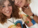 Sofía Cristo y Bárbara Rey posan con sus camisetas.
