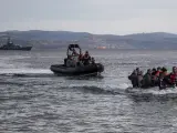 Un bote salvavidas con refugiados llega a la isla griega de Lesbos (Grecia), junto a la patrullera de las tropas fronterizas británicas HMC Valiant, que forma parte de la misión de Frontex. A 28 de febrero de 2020.