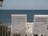 Un balcón con vistas al mar.