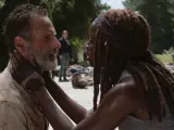 Andrew Lincoln y Danai Gurira en 'The Walking Dead'
