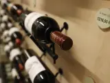 Botellas de vino en una enoteca.