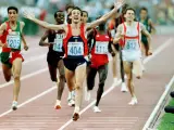 La icónica imagen de Fermín Cacho entrando en meta tras proclamarse campeón olímpico de 1500