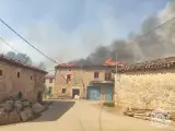 Casas ardiendo en el incendio en Santo Domingo de Silos, Burgos.