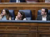Las números uno y dos de Podemos, Ione Belarra e Irene Montero, junto al líder de IU, Alberto Garzón.