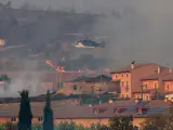 Miles de evacuados de sus casas, y viviendas que finalmente han sido pasto de las llamas. En imagen, el incendio declarado en el término municipal de Quintanilla del Coco, en Burgos. EFE/Paco Santamaría