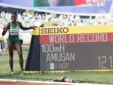 La atleta nigeriana Tobi Amusan, tras batir el récord del mundo de 100 metros vallas en los Mundiales de Atletismo de Eugene (Oregón, EE UU).