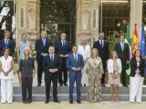 Juanma Moreno posa con sus consejeros en la foto de familia del nuevo Gobierno.