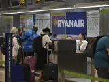Varios pasajeros facturan sus maletas en los mostradores de Ryanair este lunes en el aeropuerto Adolfo Suárez Madrid-Barajas.