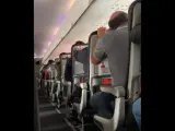 Los pasajeros vivieron un tenso momento con el aterrizaje de emergencia.
