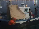 Embarcación pesquera desde la que fueron arrojados al mar seis inmigrantes, cerca de la escollera de Melilla.